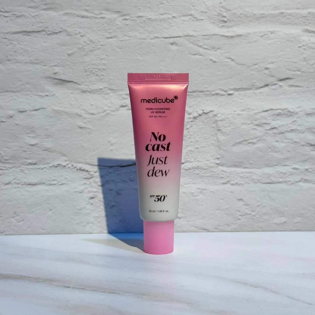 سرم ضد آفتاب PDRN مدی کیوب آبرسان، بدون رد سفیدی و جوانساز پوست medicube No Cast Just Dew Pdrn Hydrating sun serum — تصویر ۷