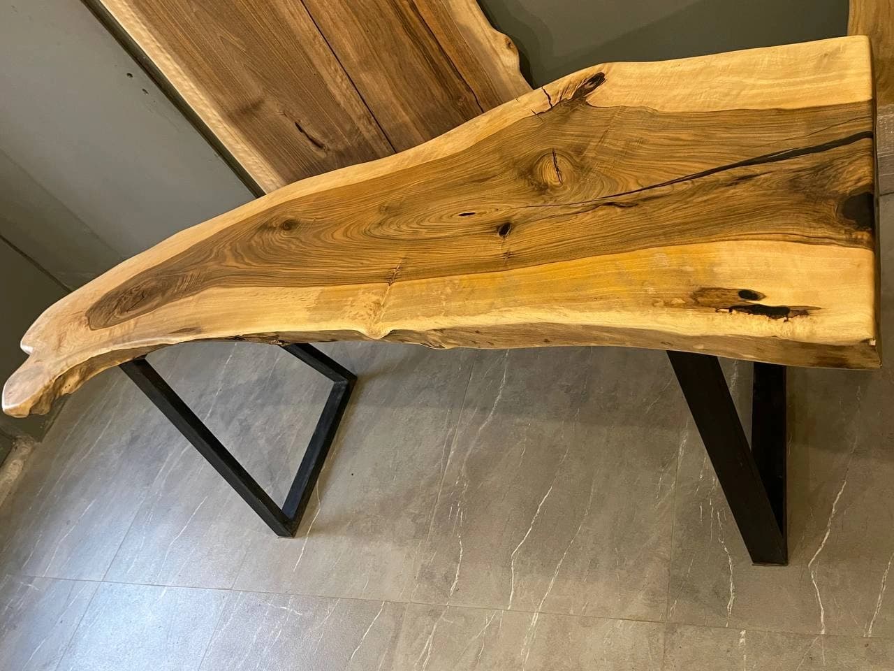 میز ناهارخوری اسلب چوب گردو روستیک — تصویر ۳