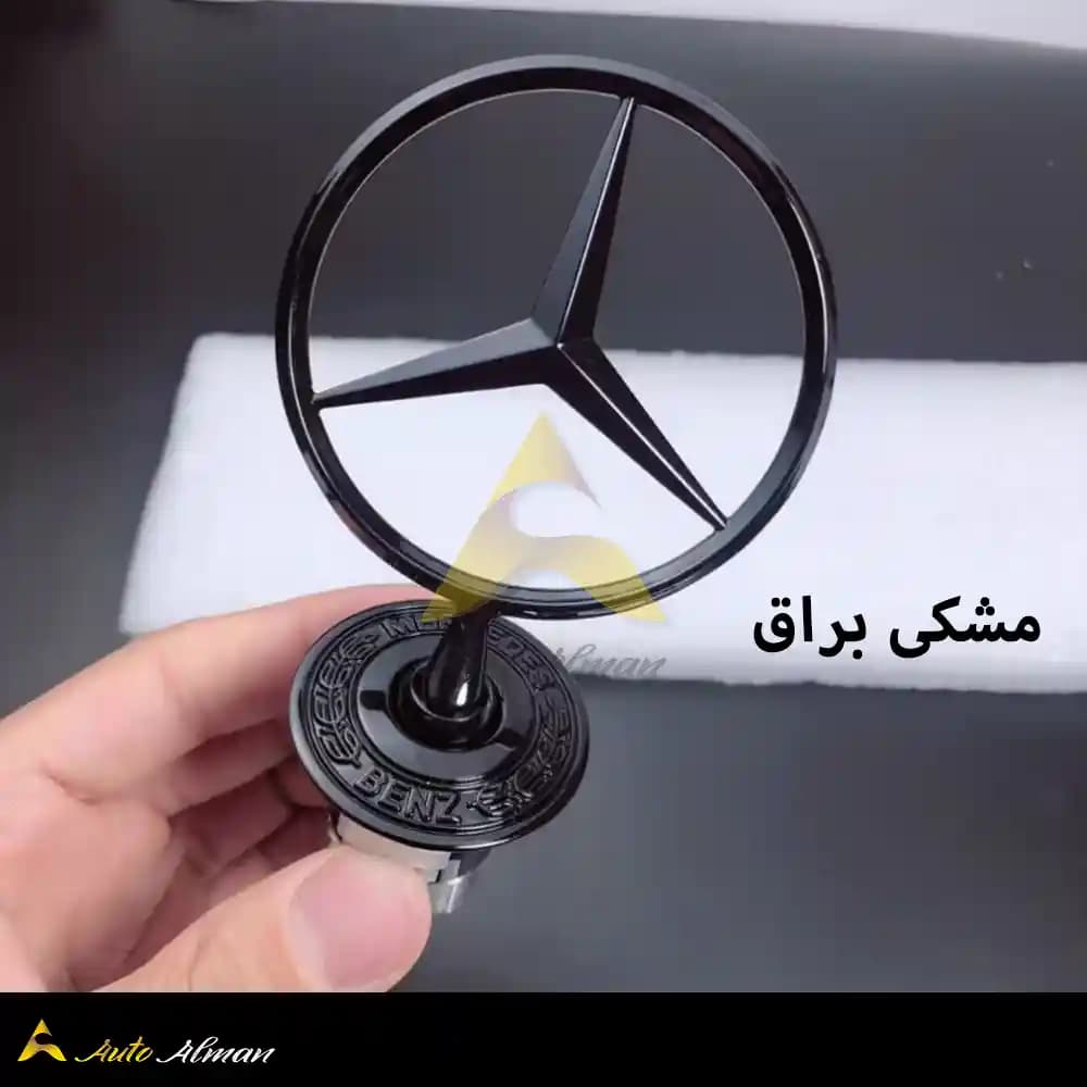 ستاره کاپوت بنز مشکی ایستاده — تصویر ۵