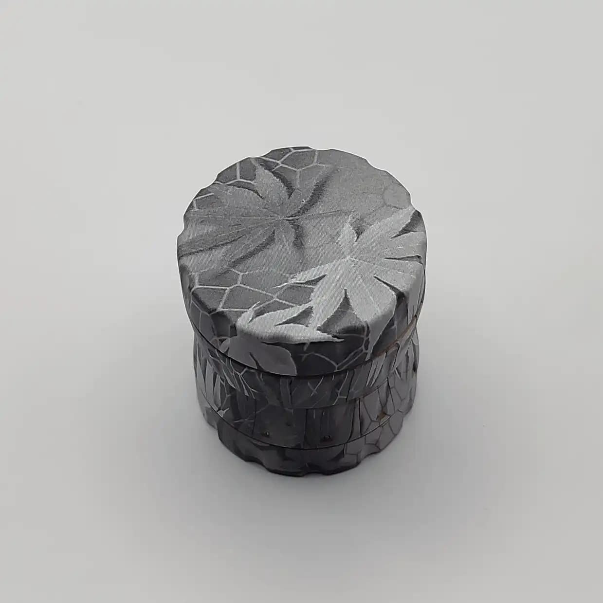 شیکر ۴ تکه طرح برگ گل طوسی 2 (سایز متوسط) — تصویر ۲