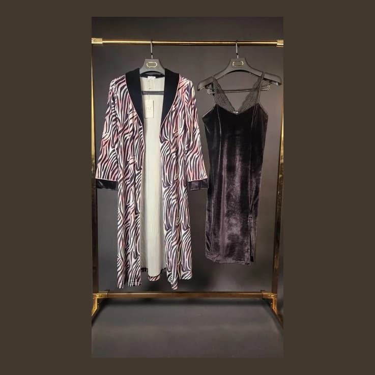 ست لباس خواب مخمل مشکی ۲ تکه Midnight Velvet Glow — تصویر ۲