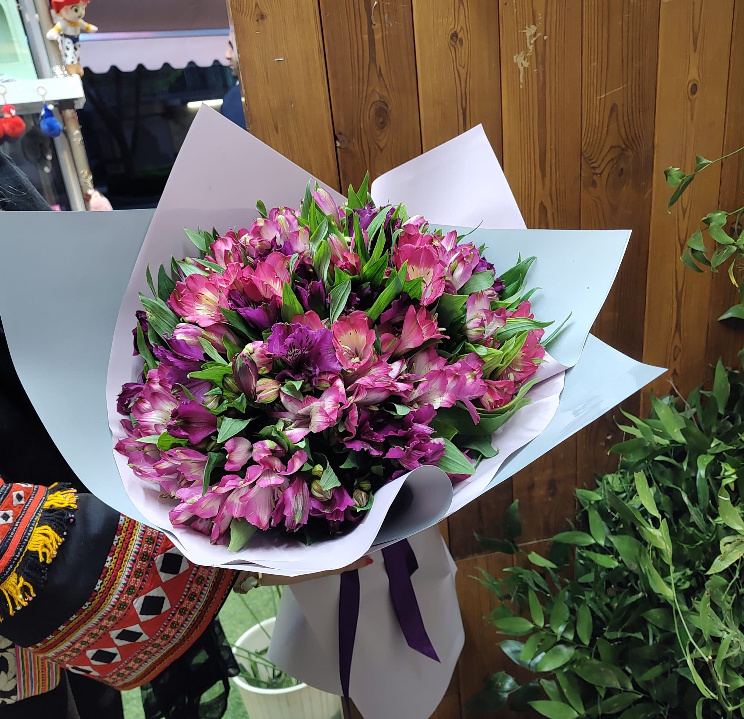 دسته گل بزرگ آلستر – اصفهان — تصویر ۳