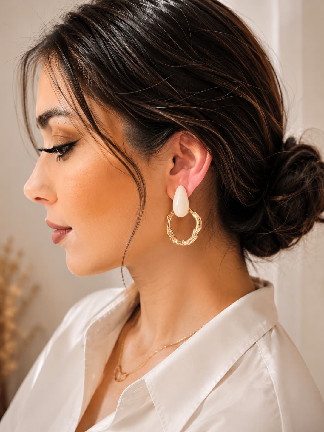 گوشواره حلقه‌ای طلایی با آویز سفید
