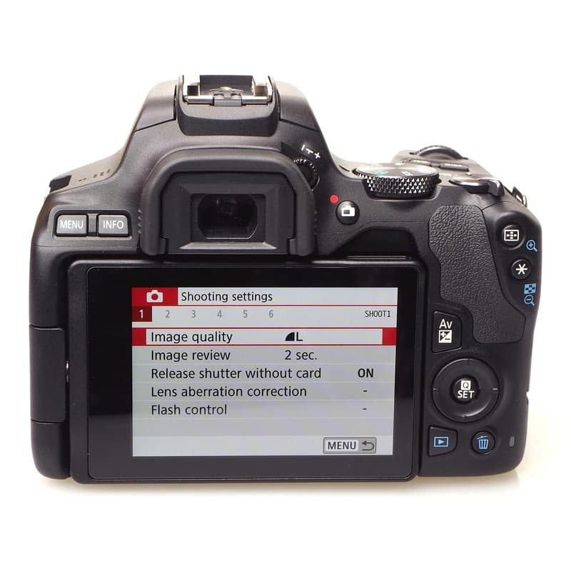 دوربین DSLR کانن مدل EOS 250D، حسگر APS-C با دقت موثر 24 مگاپیکسل، عکاسی پیاپی 5 فریمبرثانیه، فیلمبرداری با رزولوشن HD و Full HD و 4K UHD، نمایشگر لمسی و متحرک، همراه با لنز 18-55 میلیمتری با بیشت — تصویر ۴