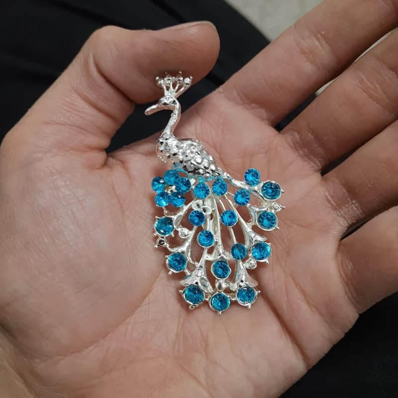گل سینه زنانه مدل طاووس — تصویر ۲
