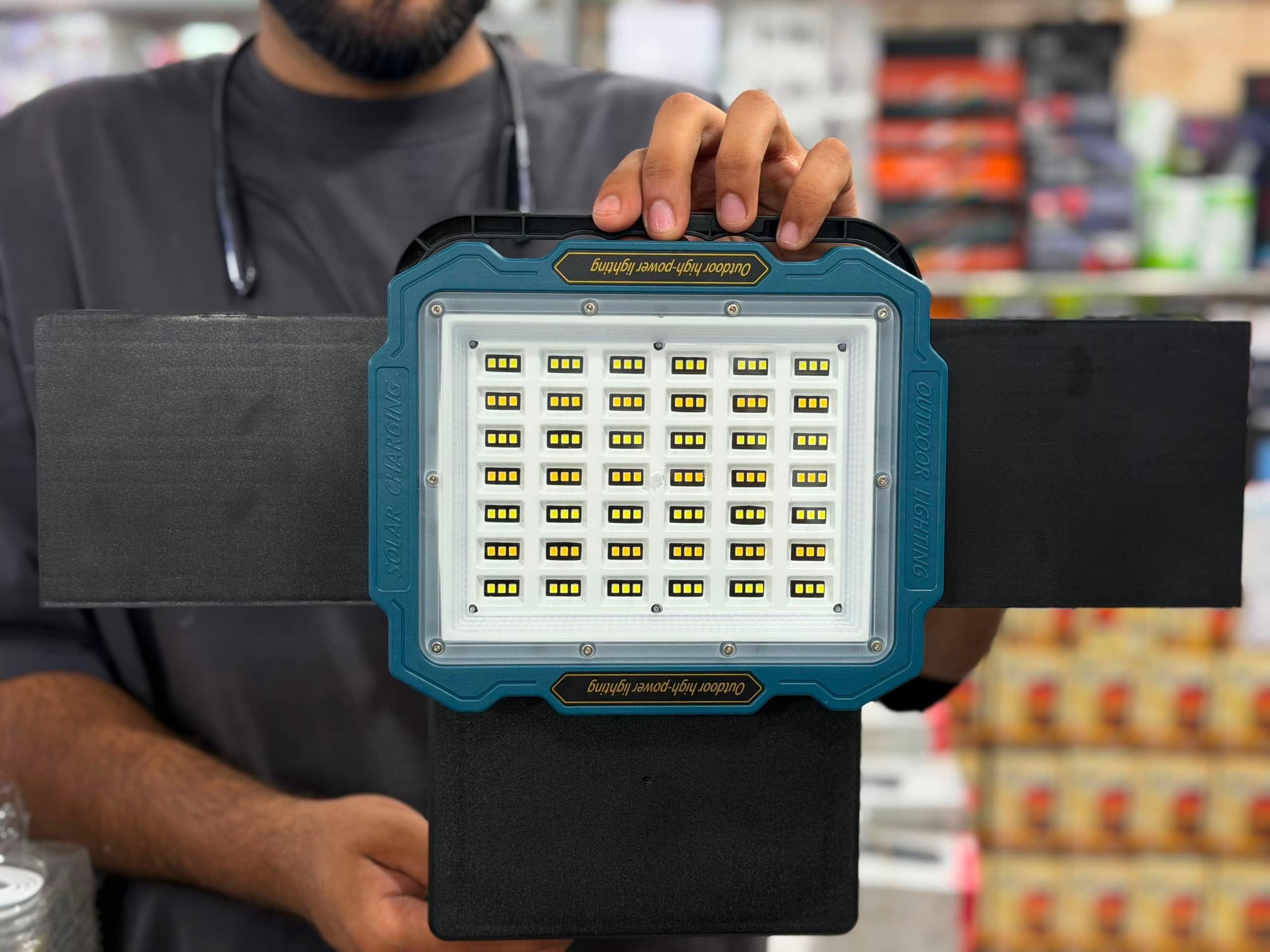 پروژکتور خورشیدی مدل W8150-4 با پاوربانک — تصویر ۴