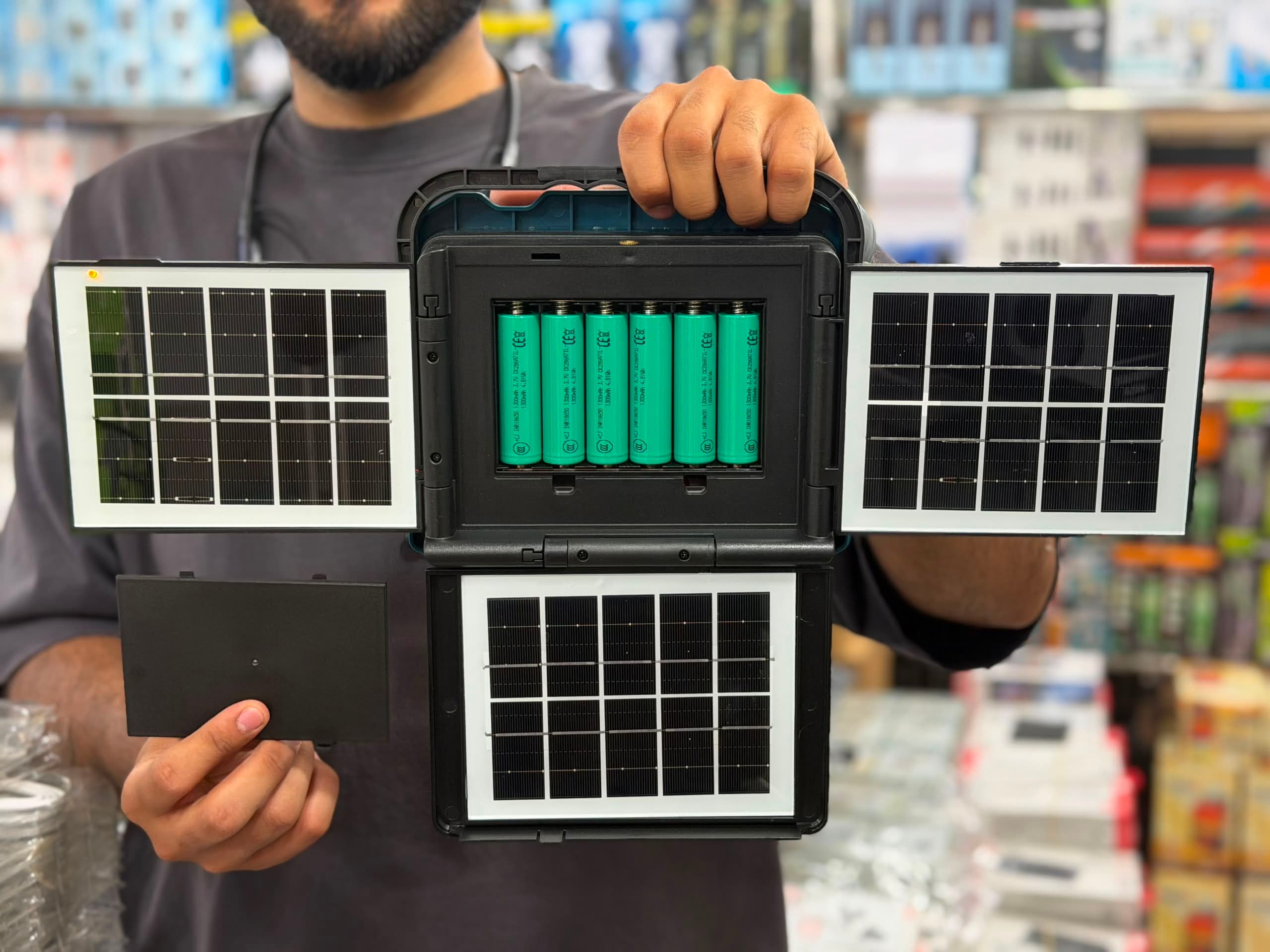 پروژکتور خورشیدی مدل W8150-4 با پاوربانک — تصویر ۳