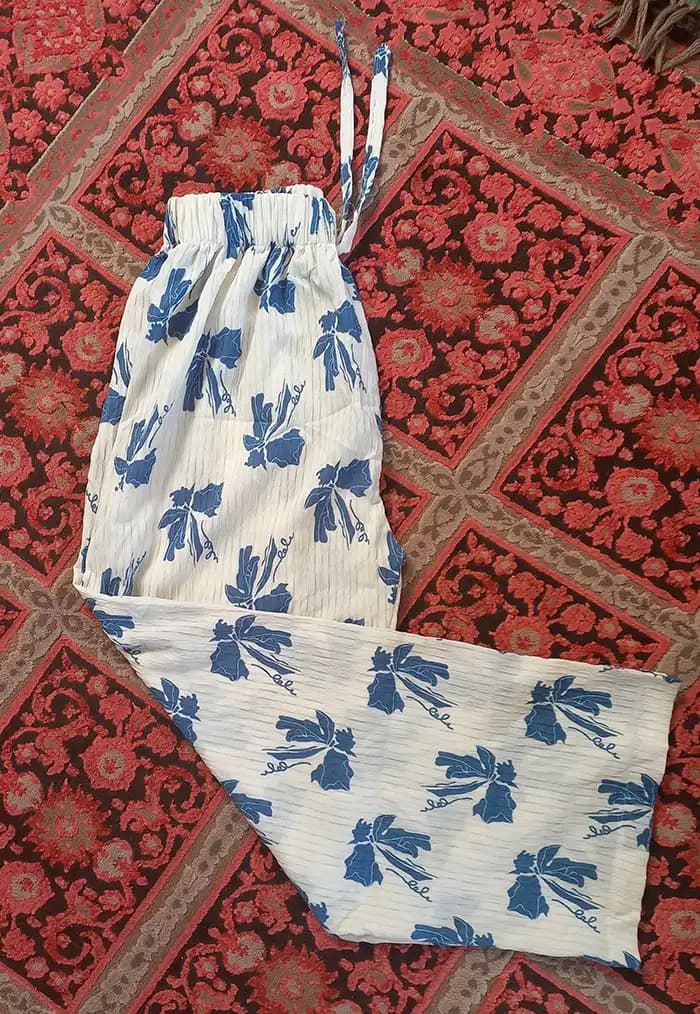 شلوار راحتی زنانه نخی کاملس طرح گل آبی | سایز بزرگ کش‌دار – خانه و استراحت — تصویر ۶