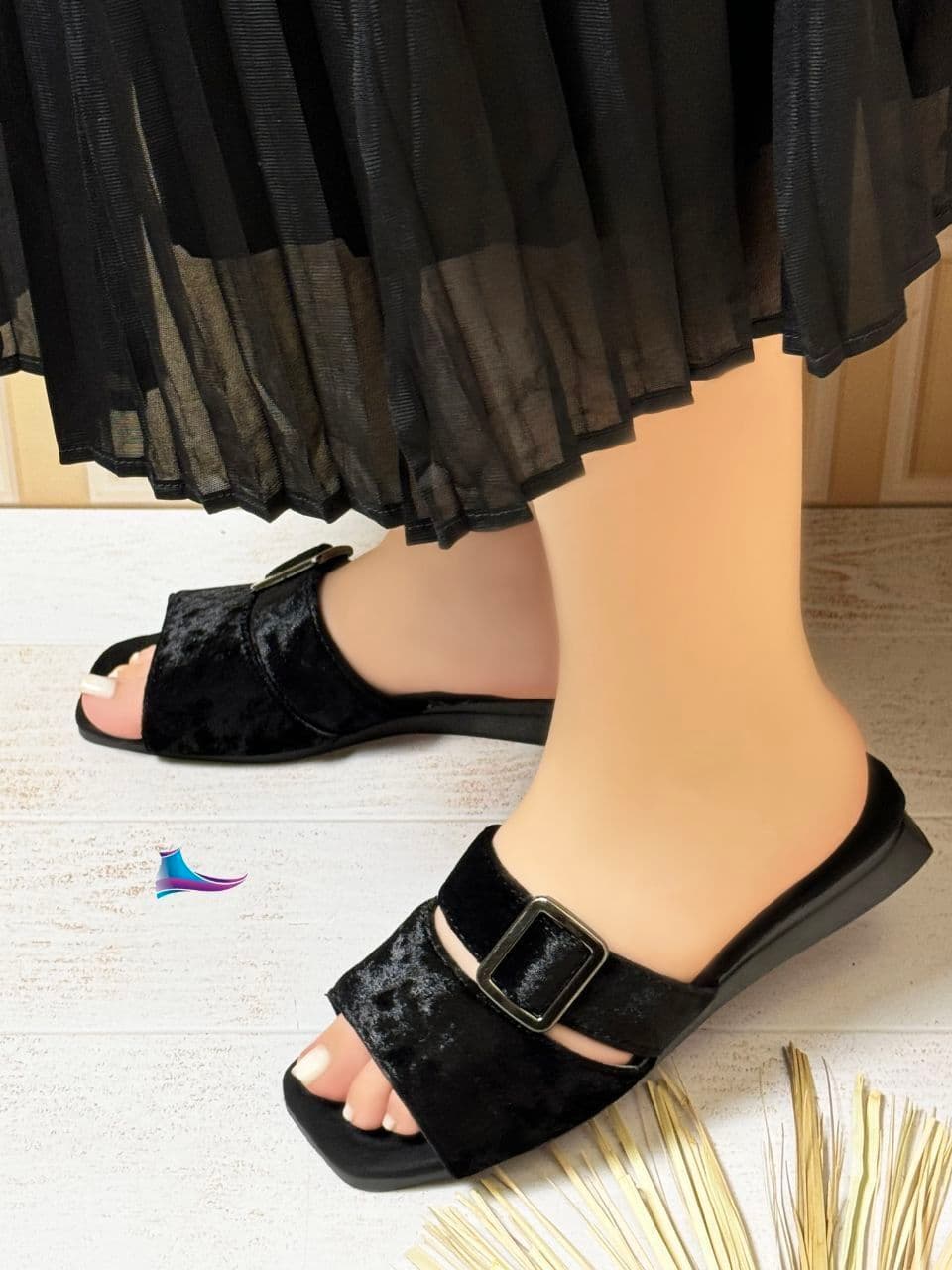 صندل دمپایی زنانه مخمل؛ شیک و ترند با تزئین سگک