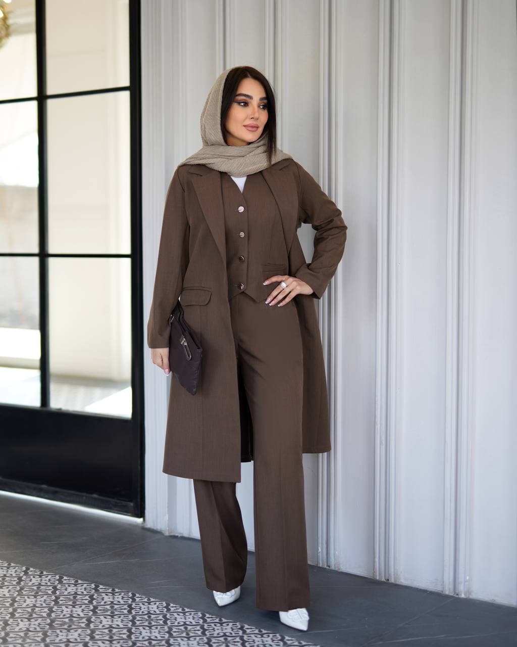 ست سه‌تیکه مانتو، جلیقه و شلوار بزیاق بلند زنانه مزونی — تصویر ۱۲