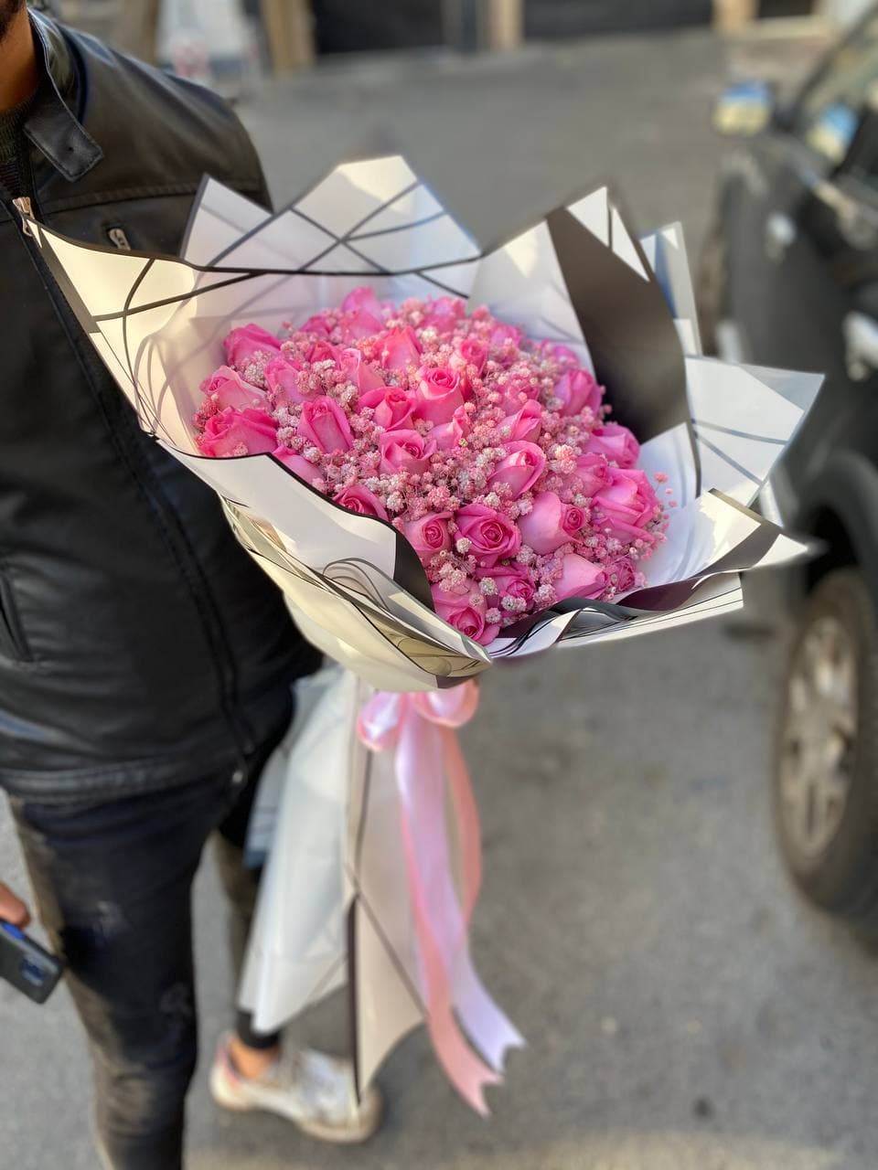 دسته گل رز 40 شاخه هلندی صورتی با ژیپسوفیلا — تصویر ۴