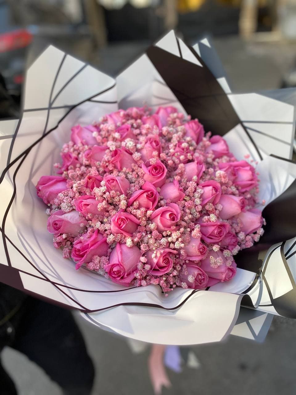 دسته گل رز 40 شاخه هلندی صورتی با ژیپسوفیلا — تصویر ۳