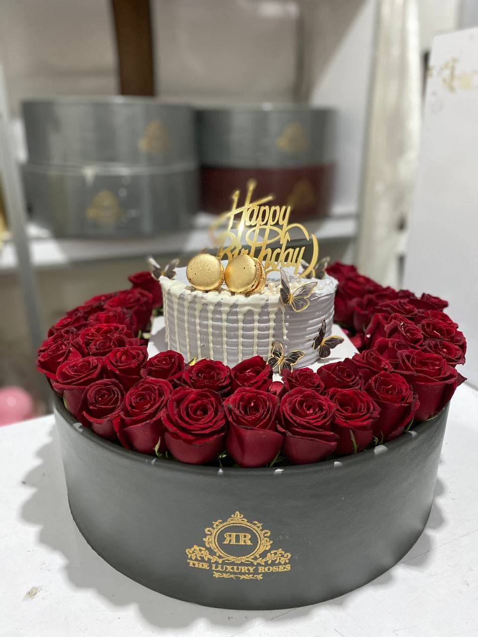باکس گل رز و کیک 60شاخه — تصویر ۶