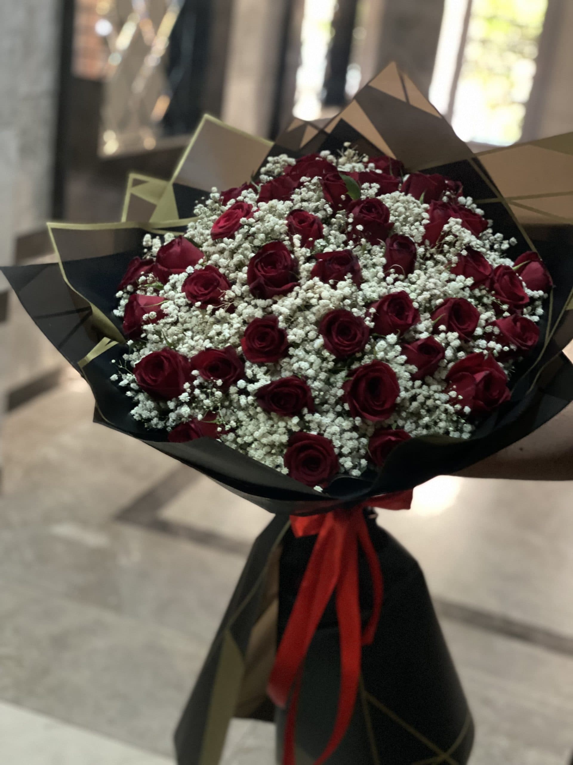 دسته گل 40 شاخه رز قرمز با ژیپسوفیلا — تصویر ۲