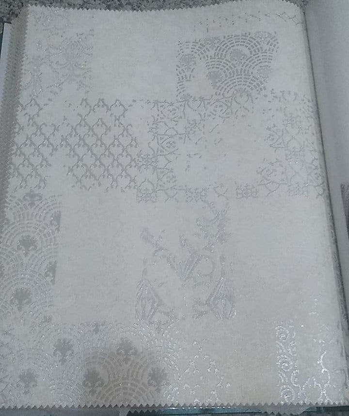 کاغذدیواری پتینه ساده سفید طوسی شاین دار طرح دار کد ۱۰۳۳ — تصویر ۲