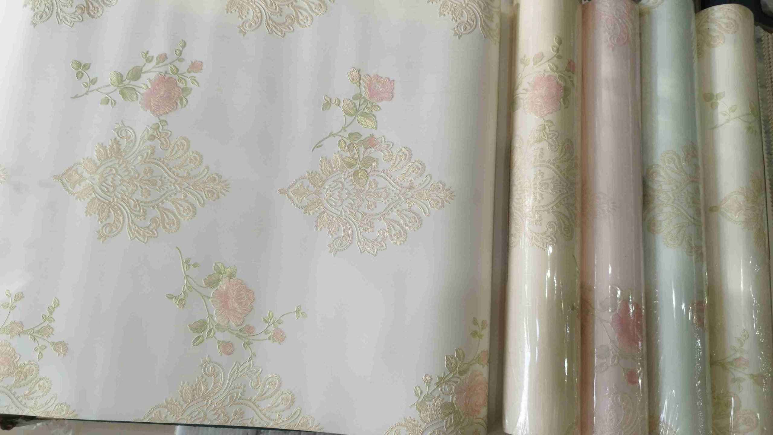 کاغذدیواری پتینه سفید طرح دار نقره ای طوسی کد ۱۰۲۵ — تصویر ۲