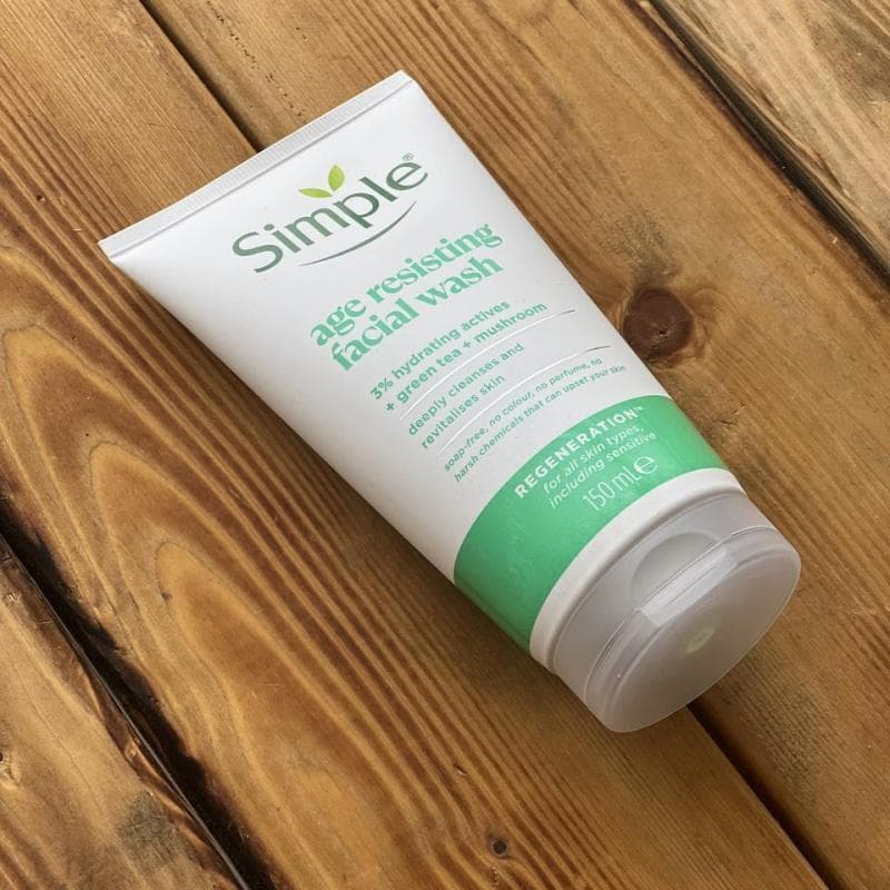 ژل شستشوی ضد پیری پوست سیمپل مدل (Simple Age Resisting Facial Wash Gel) — تصویر ۶