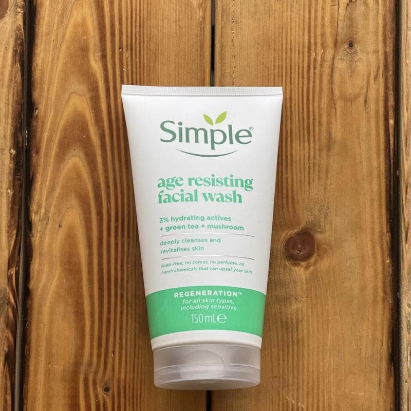 ژل شستشوی ضد پیری پوست سیمپل مدل (Simple Age Resisting Facial Wash Gel)