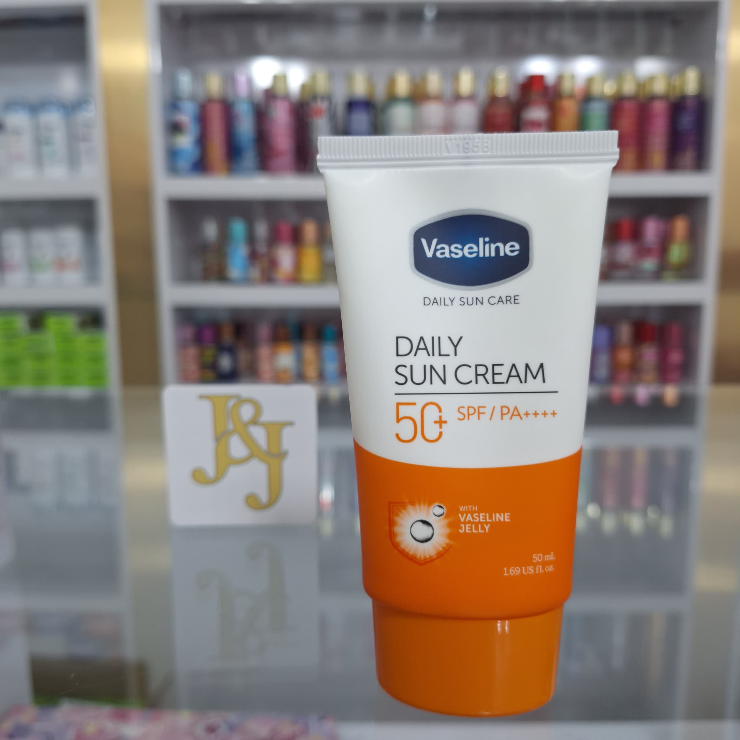 ضدآفتاب کرمی بی رنگ SPF50 وازلین | 50 میل — تصویر ۲