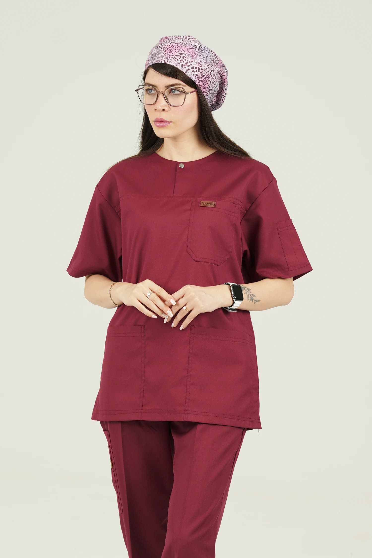 ست اسکراب آستین کوتاه یقه گرد رنگ زرشکی — تصویر ۷