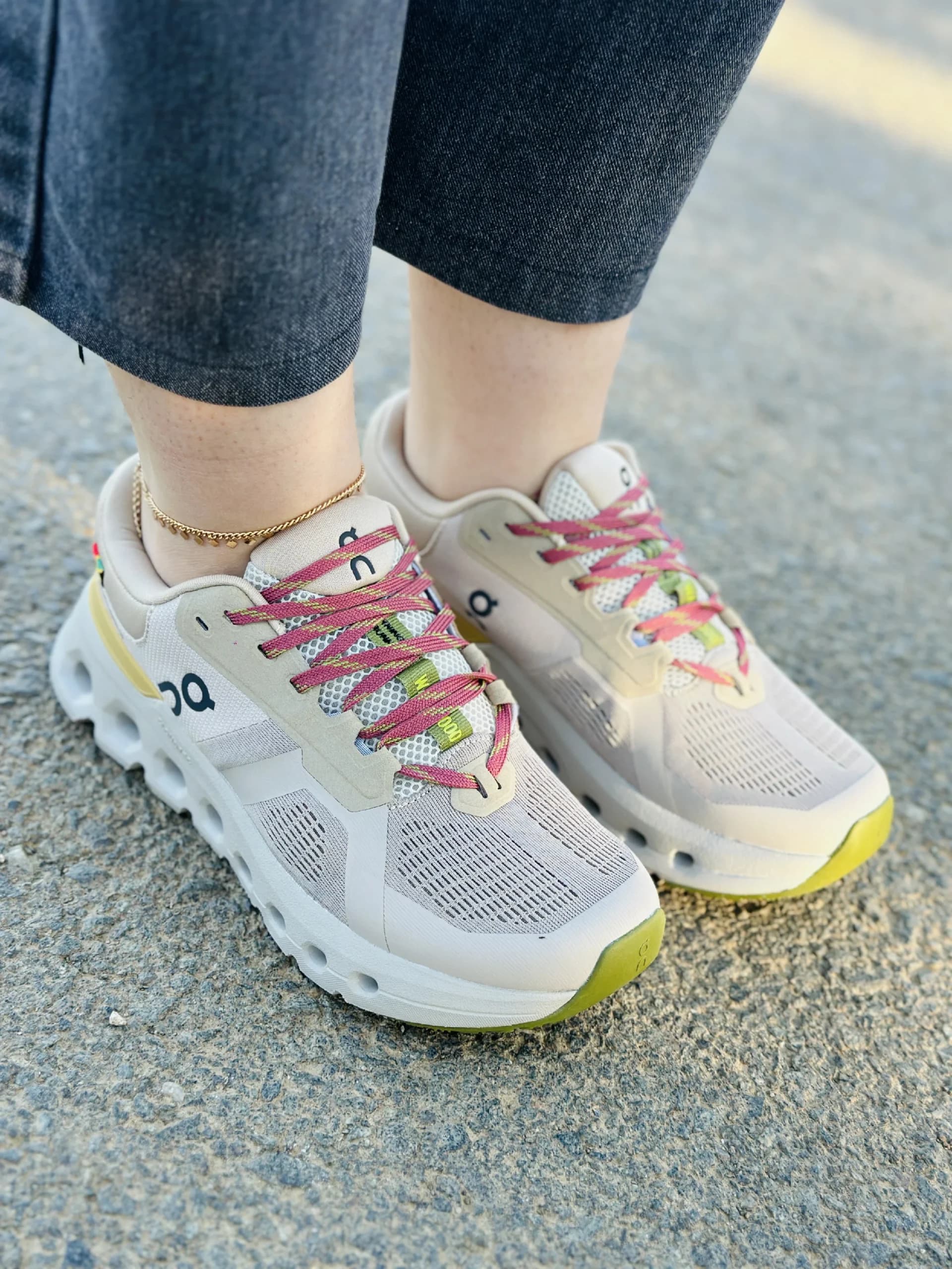 کفش کیوسی مدل کلود رانر – Unisex Cloud Runner رنگ کرم — تصویر ۴