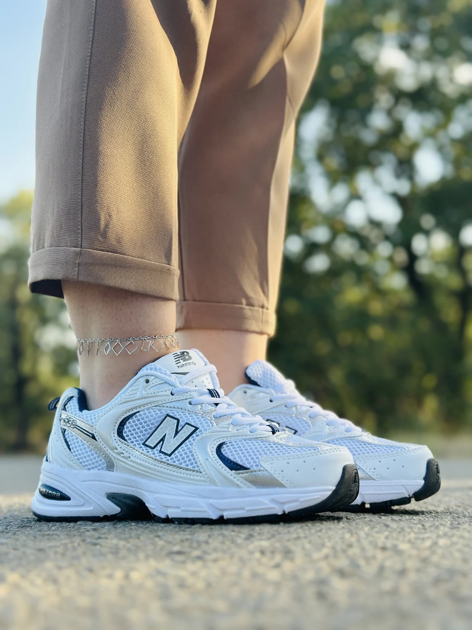 کتونی نیو بالانس 530 سفید سرمه ای — تصویر ۳