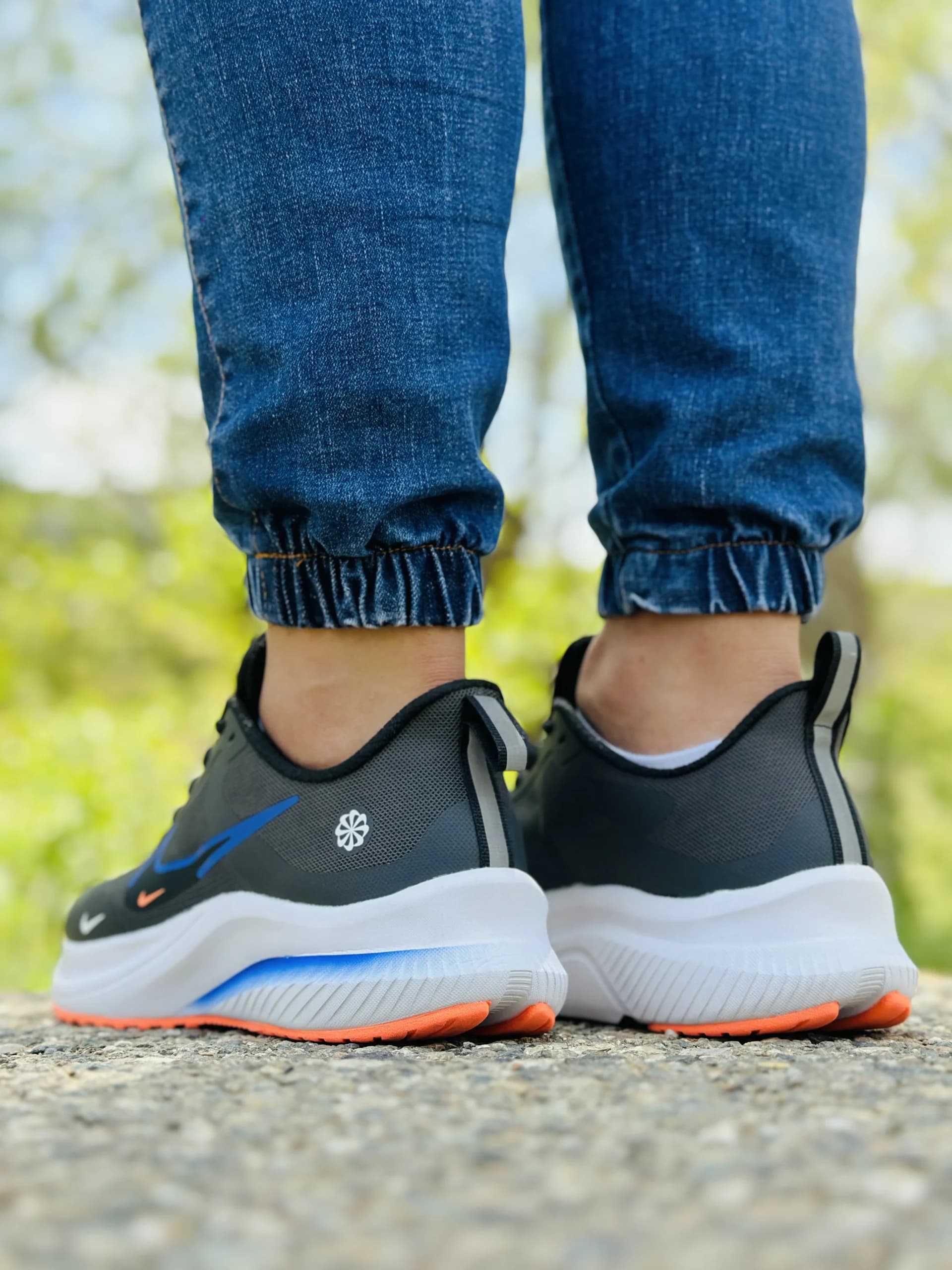 کفش نایک آلفازوم خاکستری با زیره نارنجی — تصویر ۹