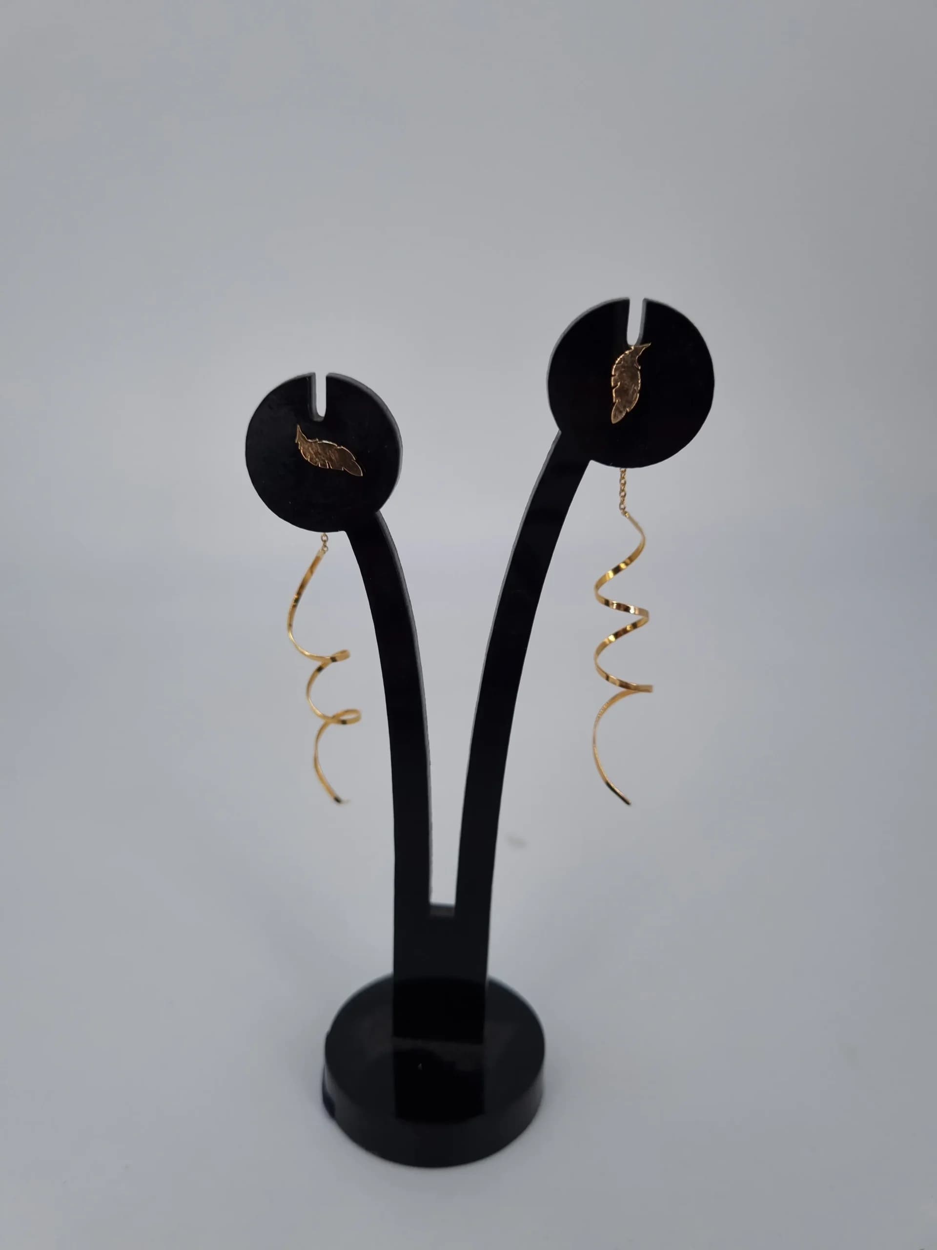 گوشواره طلای پیچ برگ — تصویر ۳