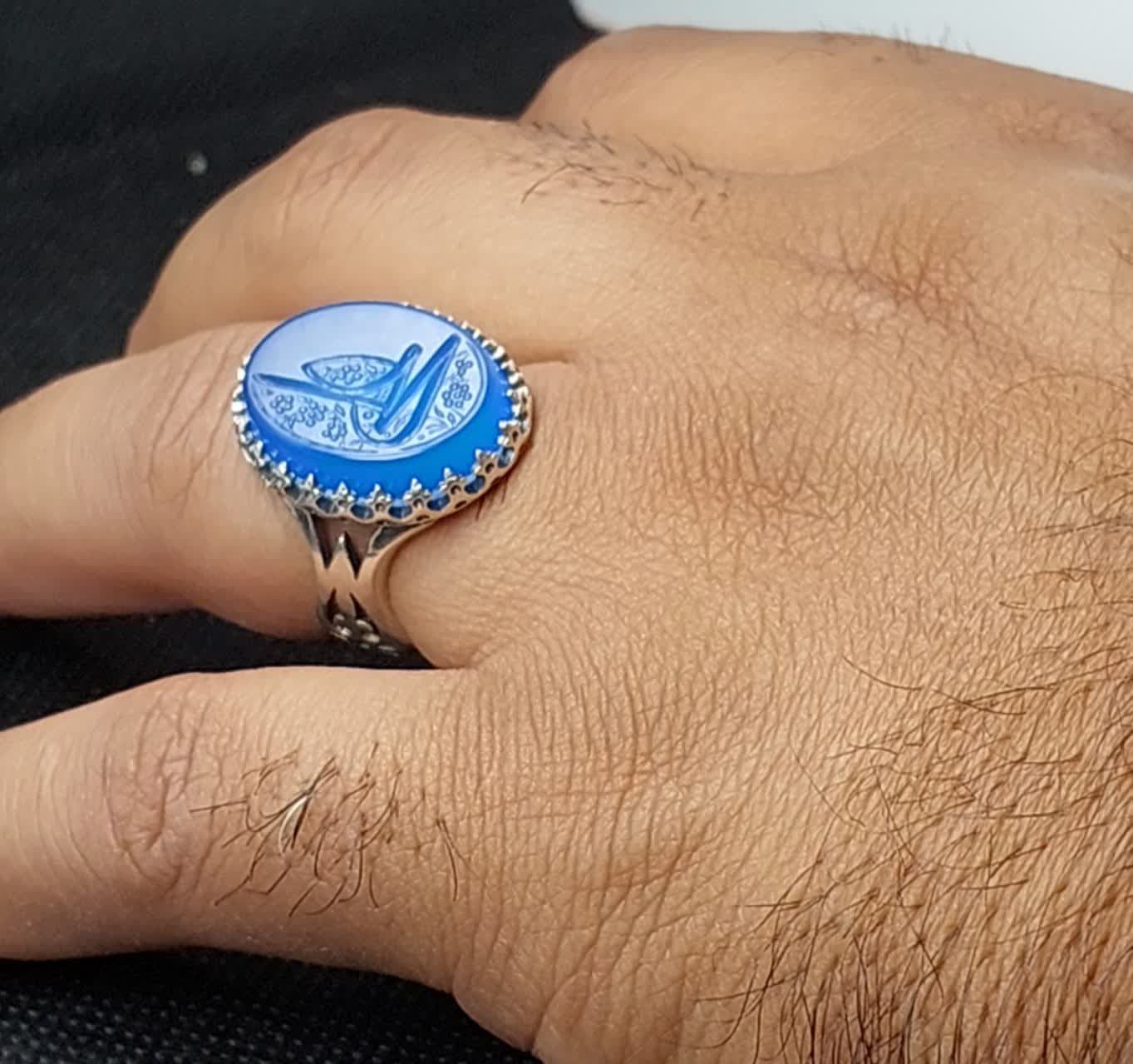 انگشتر نقره باسنگ عقیق ابی حکاکی علی کد 1702 — تصویر ۲