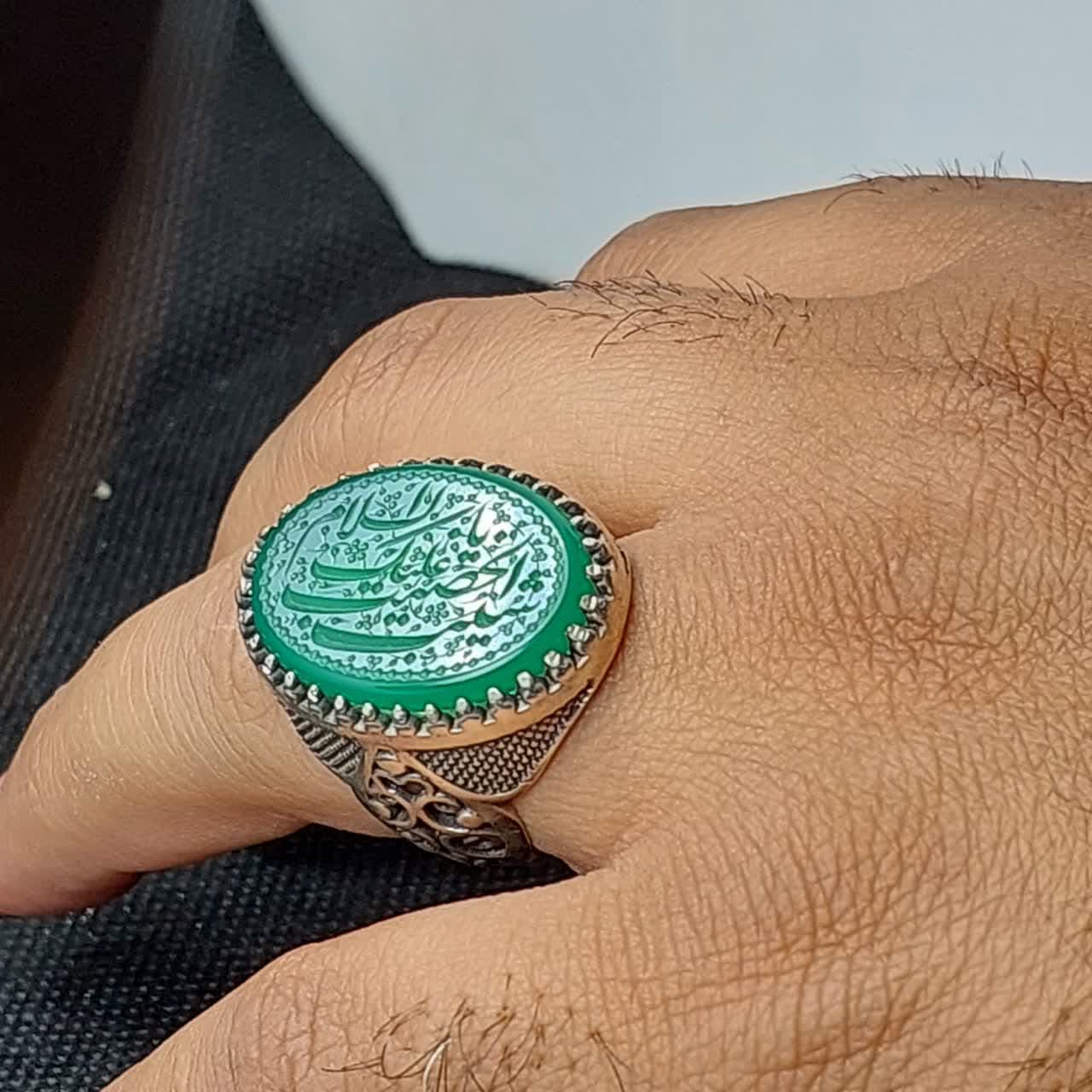 انگشتر نقره باسنگ عقیق سبز حکاکی السلام علیک یا شیب الخضیب کد 1712 — تصویر ۵