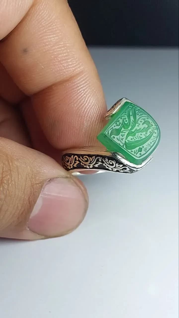 انگشتر نقطه باسنگ عقیق سبز حکاکی یافاطمه کد 1718 — تصویر ۵