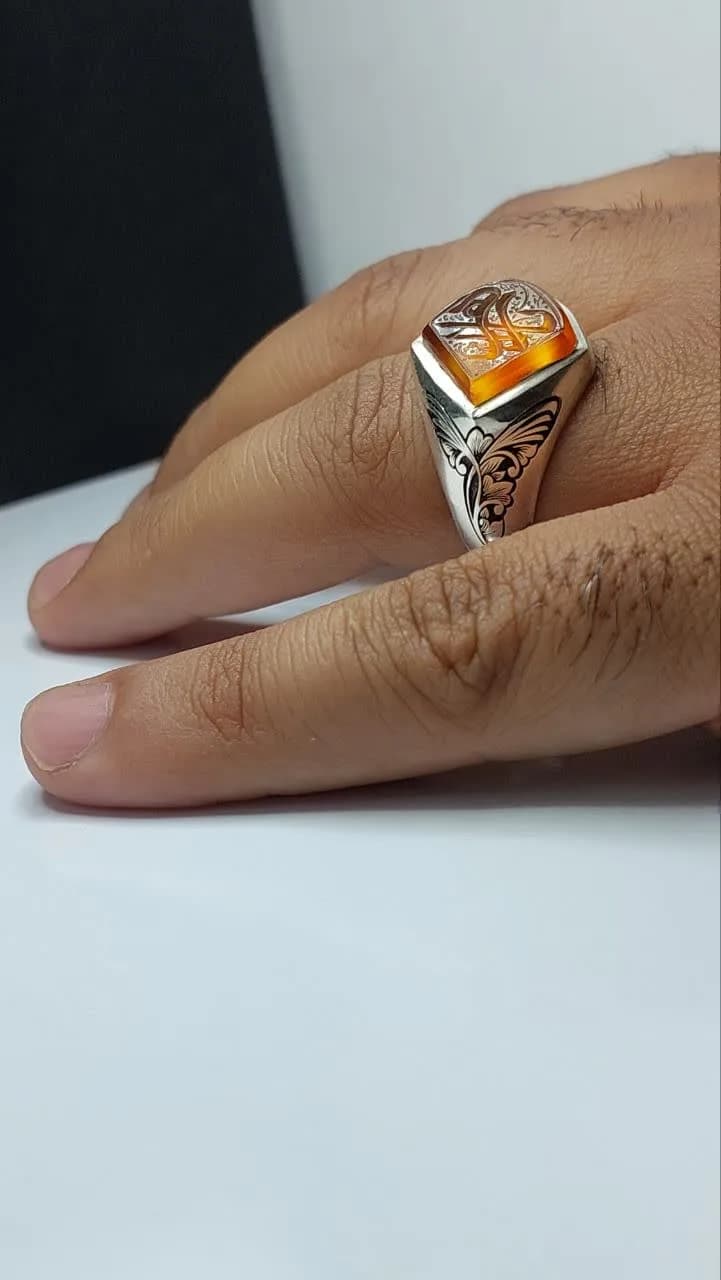 انگشتر نقطه باسنگ عقیق پرتغالی حکاکی یازهرا کد 1720 — تصویر ۷