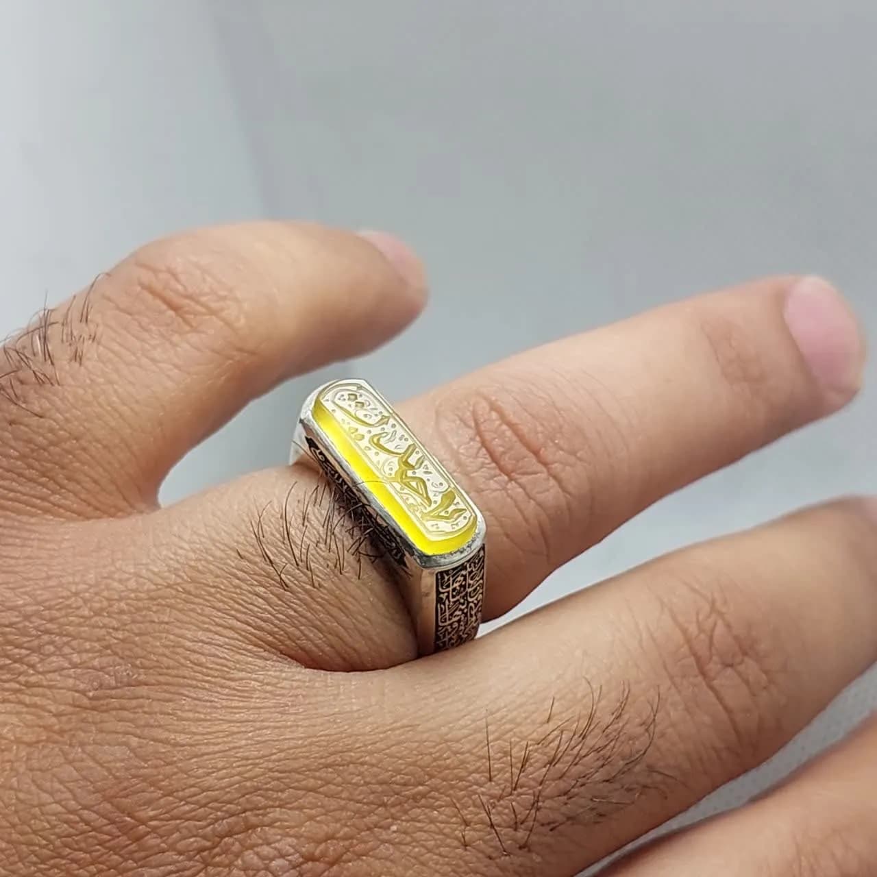 انگشتر نقره باسنگ عقیق زرد حکاکی یاحیدر رکاب کپسولی کد 1757 — تصویر ۱۰