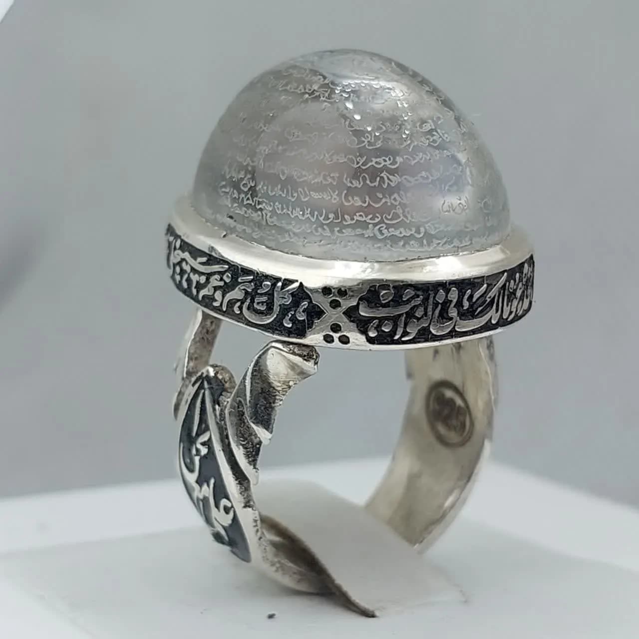 انگشتر در نجف اصل “منشور نور” – با حکاکی کامل سوره یاسین (قلب قرآن) کد ۱۷۸۸ — تصویر ۴