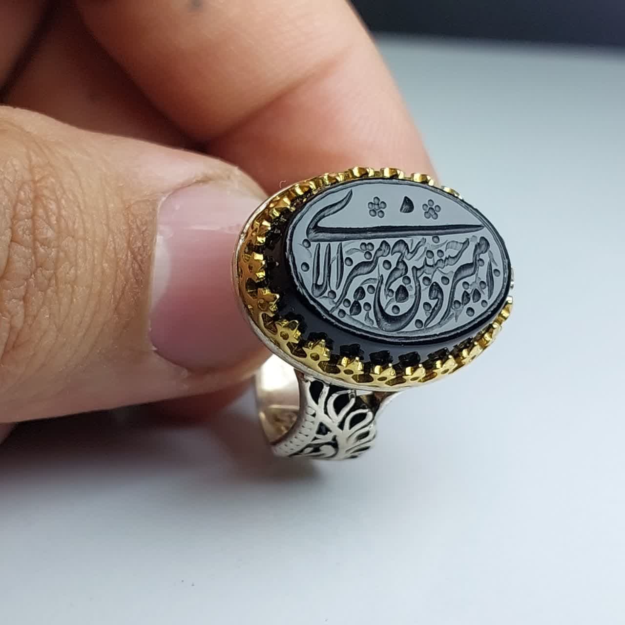 انگشتر عقیق مشکی مردانه “بیعت عاشورا” – با حکاکی “امیری حسین و نعم الامیر” کد 1805 — تصویر ۵