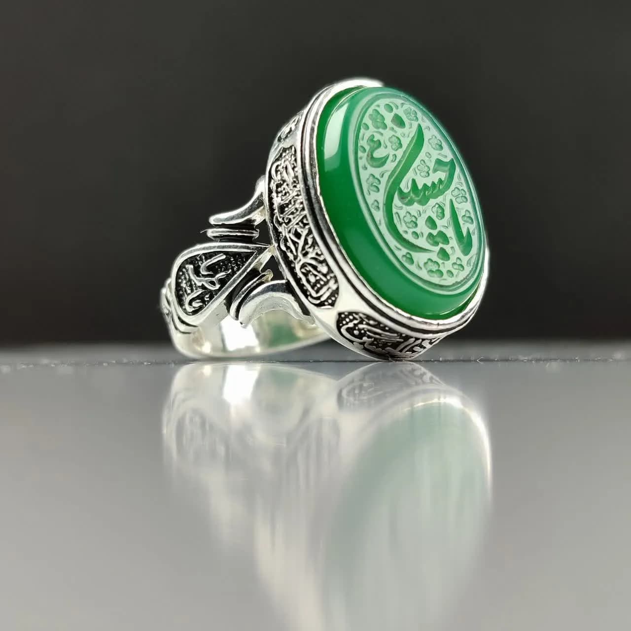 انگشتر عقیق سبز مردانه “رایحة کربلا” – حکاکی “یا حسین” و چهار سلام زیارت عاشورا کد 1820 — تصویر ۴