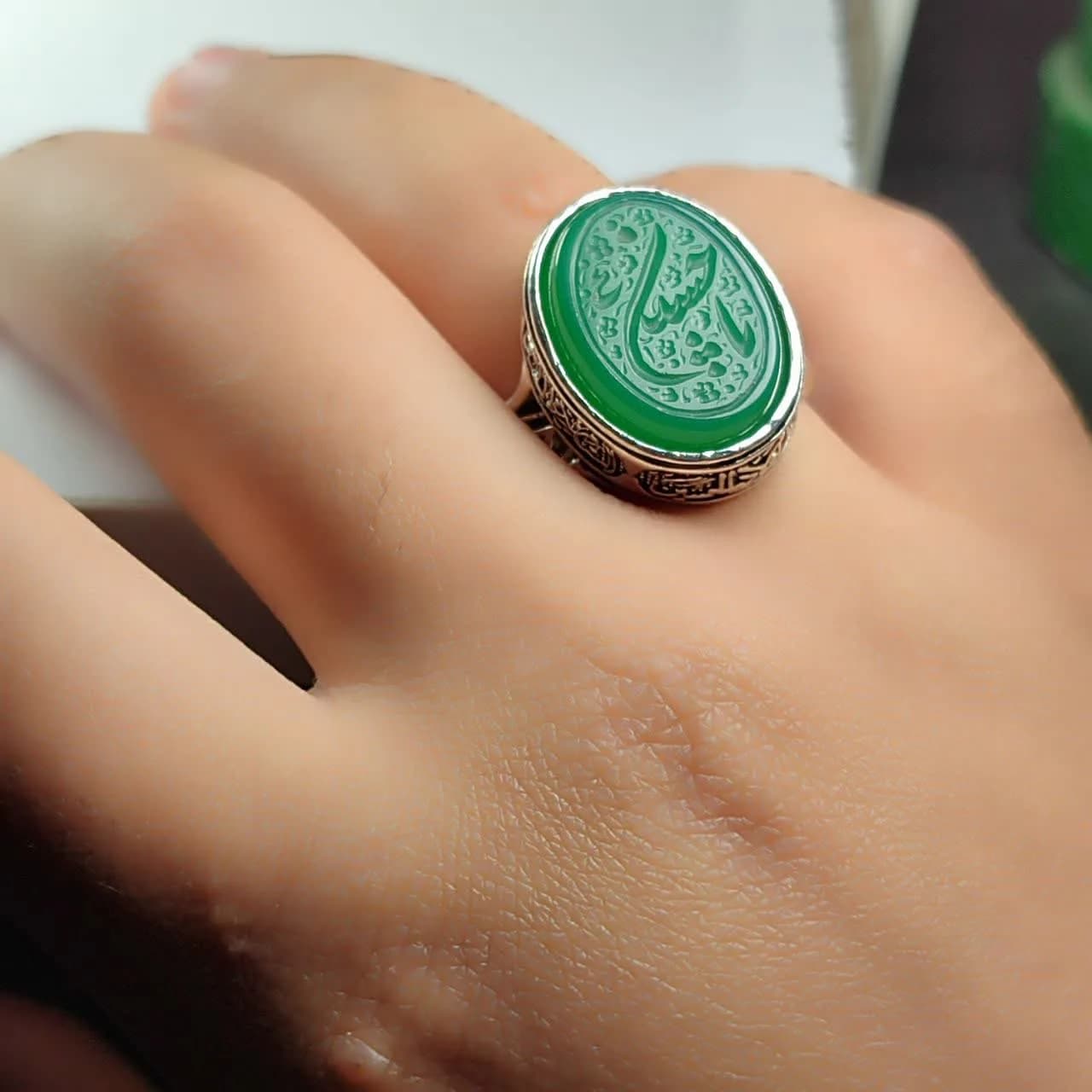 انگشتر عقیق سبز مردانه “رایحة کربلا” – حکاکی “یا حسین” و چهار سلام زیارت عاشورا کد 1820
