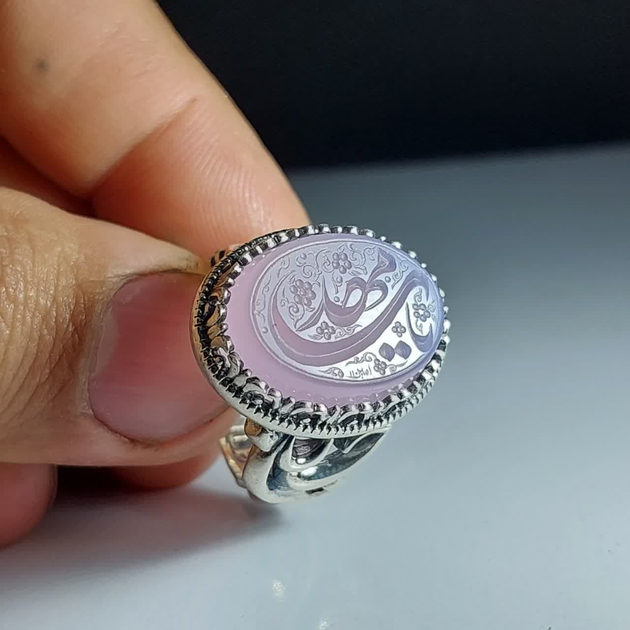 انگشتر عقیق سوسنی خطی مردانه با ذکر یا مهدی (عج) کد ۱۸۶۲ — تصویر ۴