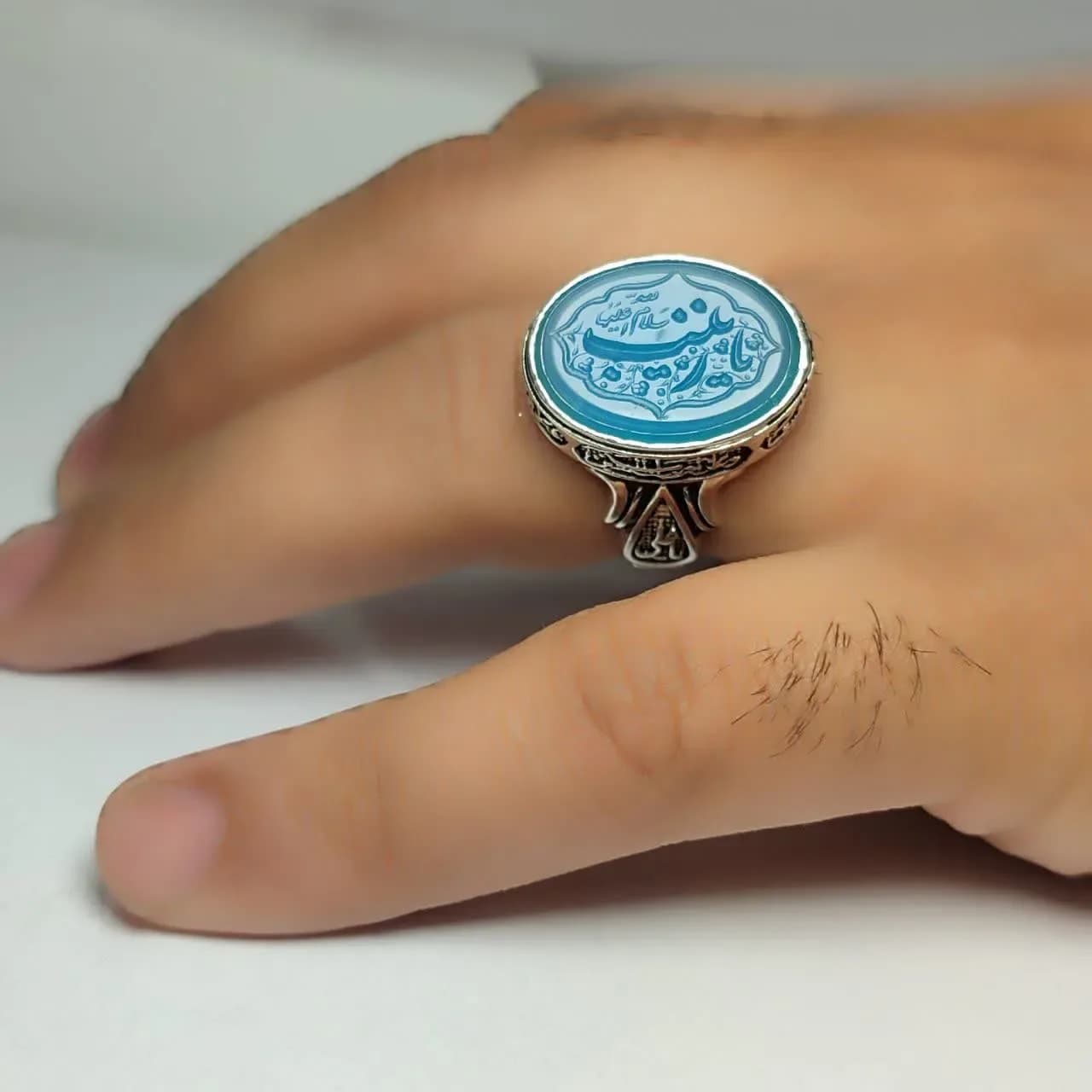 انگشتر عقیق کبود خطی منقش به یا زینب (س) – رکاب چهار سلام کد ۱۸۶۳