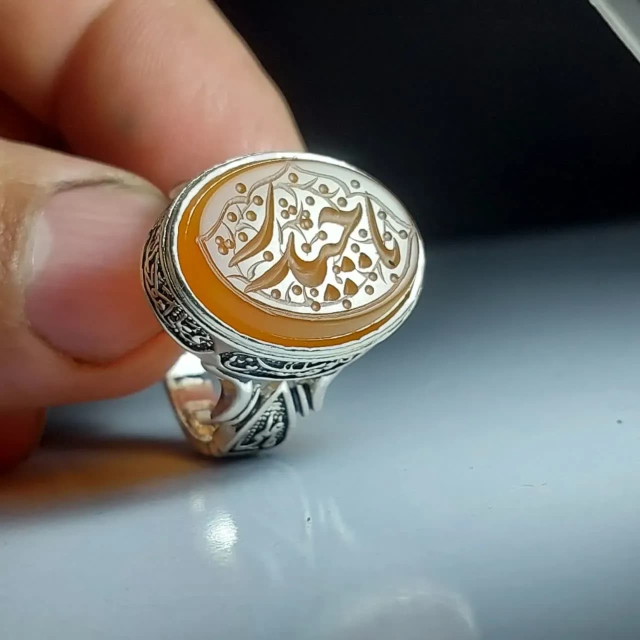 انگشتر عقیق پرتغالی خطی با نقش «حیدر» و رکاب چهار سلام کد ۱۸۶۴