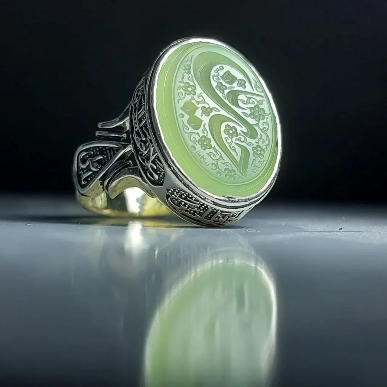 انگشتر عقیق سبز با ذکر یا حسین (ع) – رنگ خاص کاهویی کد ۱۸۶۹
