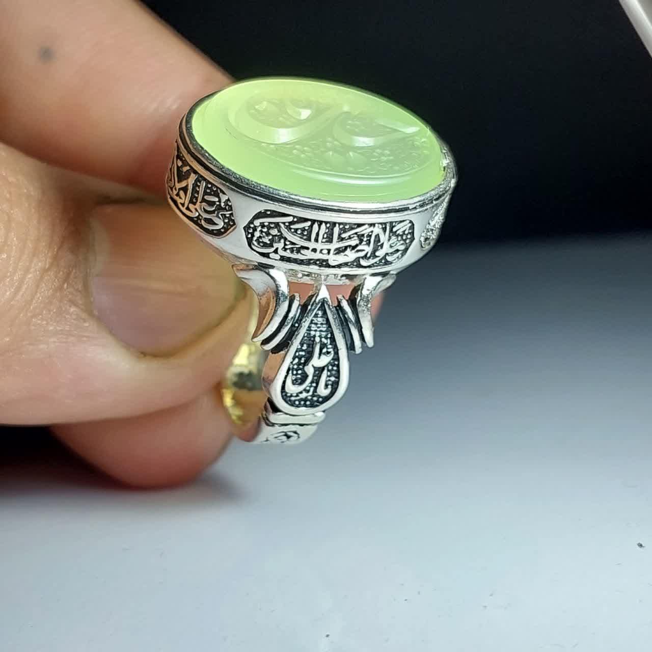 انگشتر عقیق سبز با ذکر یا حسین (ع) – رنگ خاص کاهویی کد ۱۸۶۹ — تصویر ۵