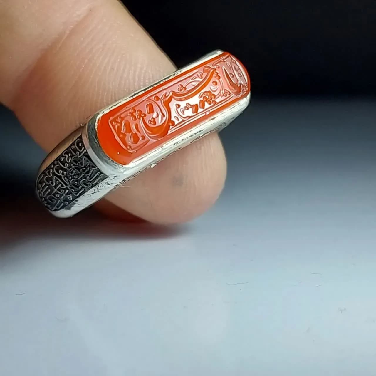 انگشتر عقیق پرتقالی خطی با حکاکی یا‌حسین (ع)؛ طرح کپسولی خاص کد 1873 — تصویر ۵