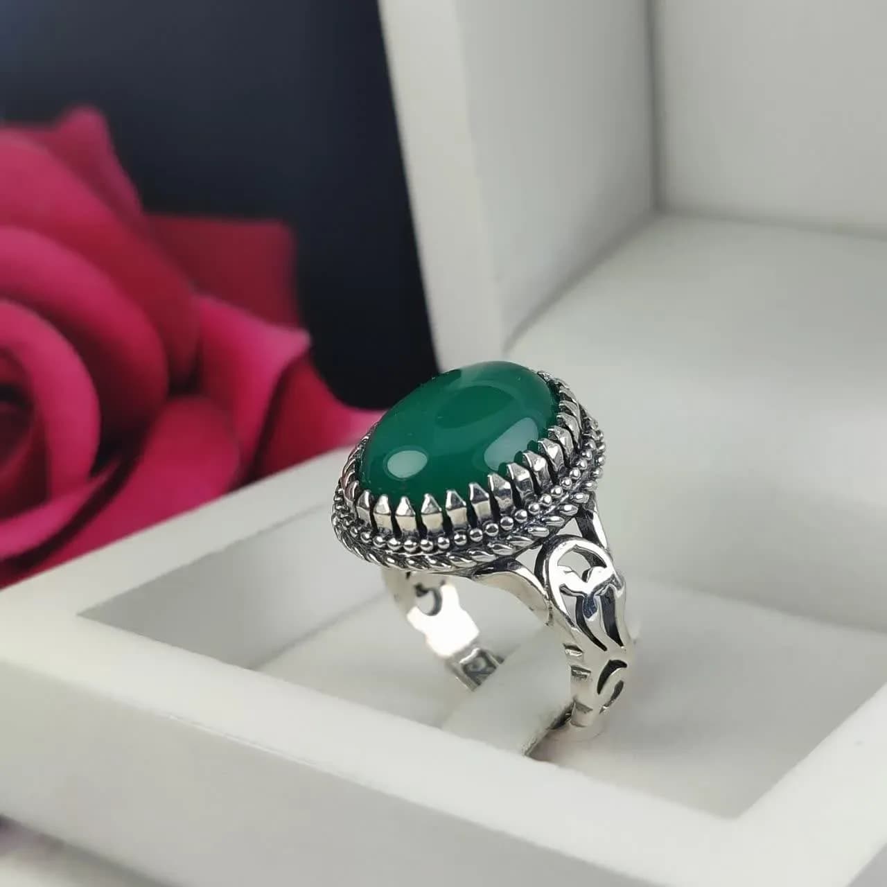 انگشتر عقیق سبز مردانه؛ نماد آرامش و وقار کد ۲۰۰۹