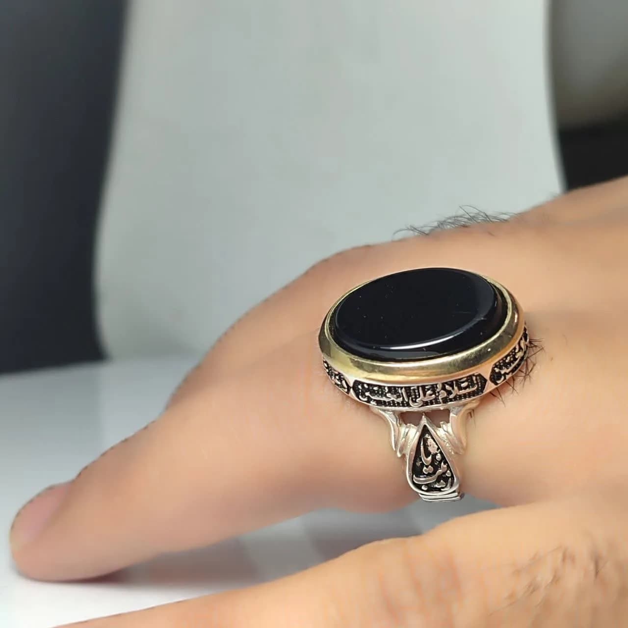 انگشتر عقیق مشکی مردانه طرح چهار سلام با تاج برنجی کد ۲۰۱۰ — تصویر ۸