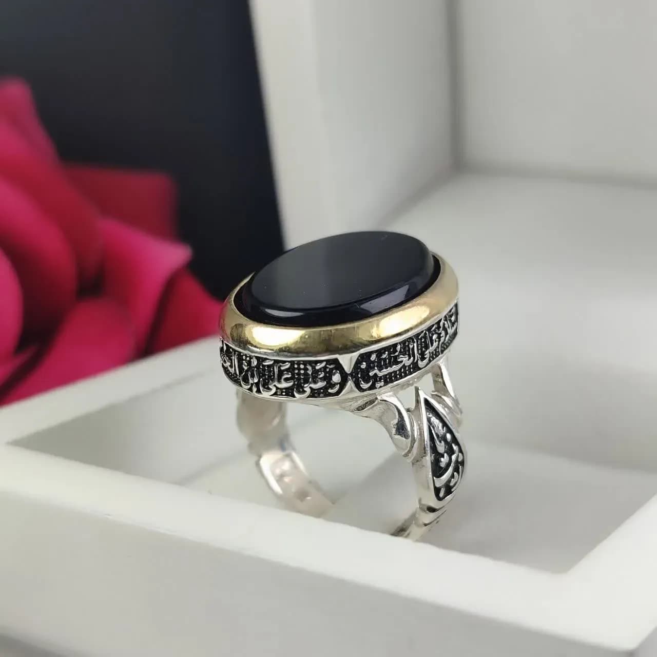 انگشتر عقیق مشکی مردانه طرح چهار سلام با تاج برنجی کد ۲۰۱۰