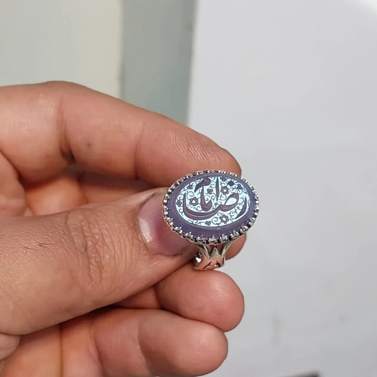 انگشتر عقیق سوسنی با حکاکی یا امام رضا و رکاب نیزه‌ای کد ۲۰۲۲
