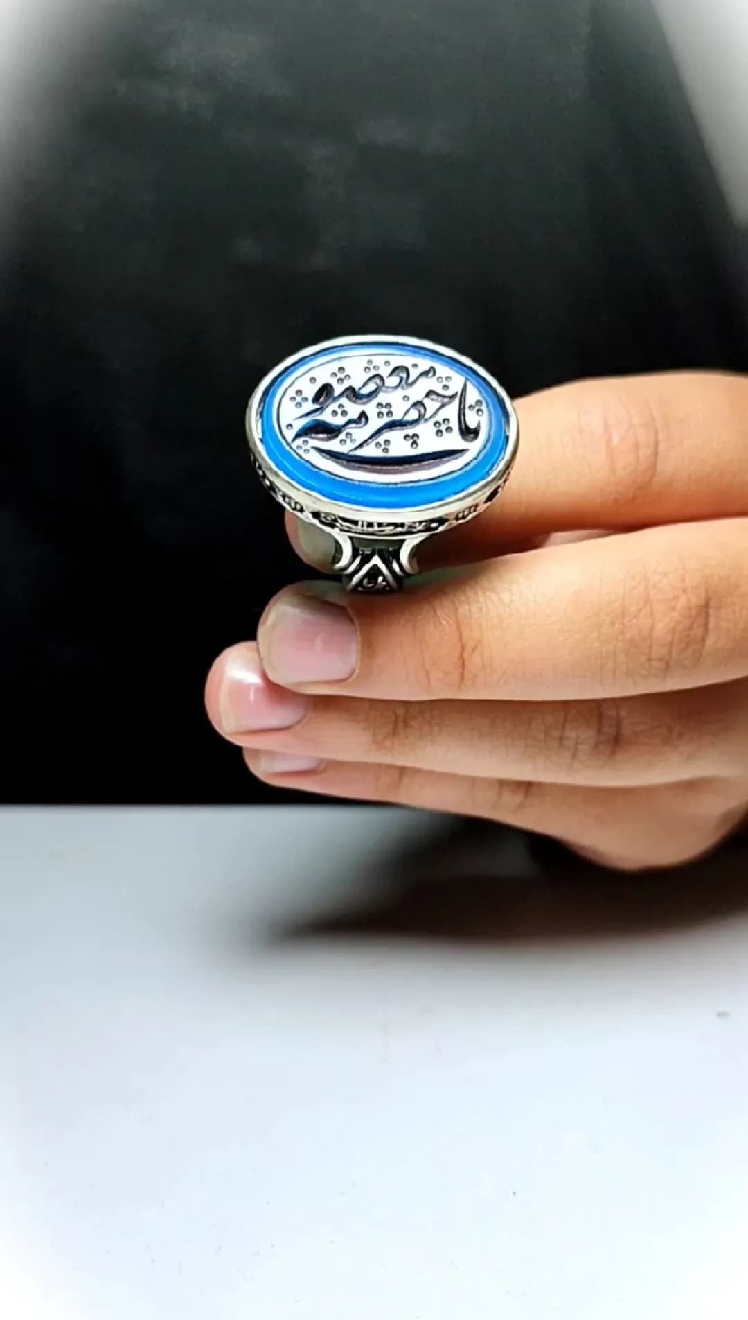 انگشتر عقیق آبی اصل با حکاکی متبرک “یا حضرت معصومه (س)” کد 2042 — تصویر ۲