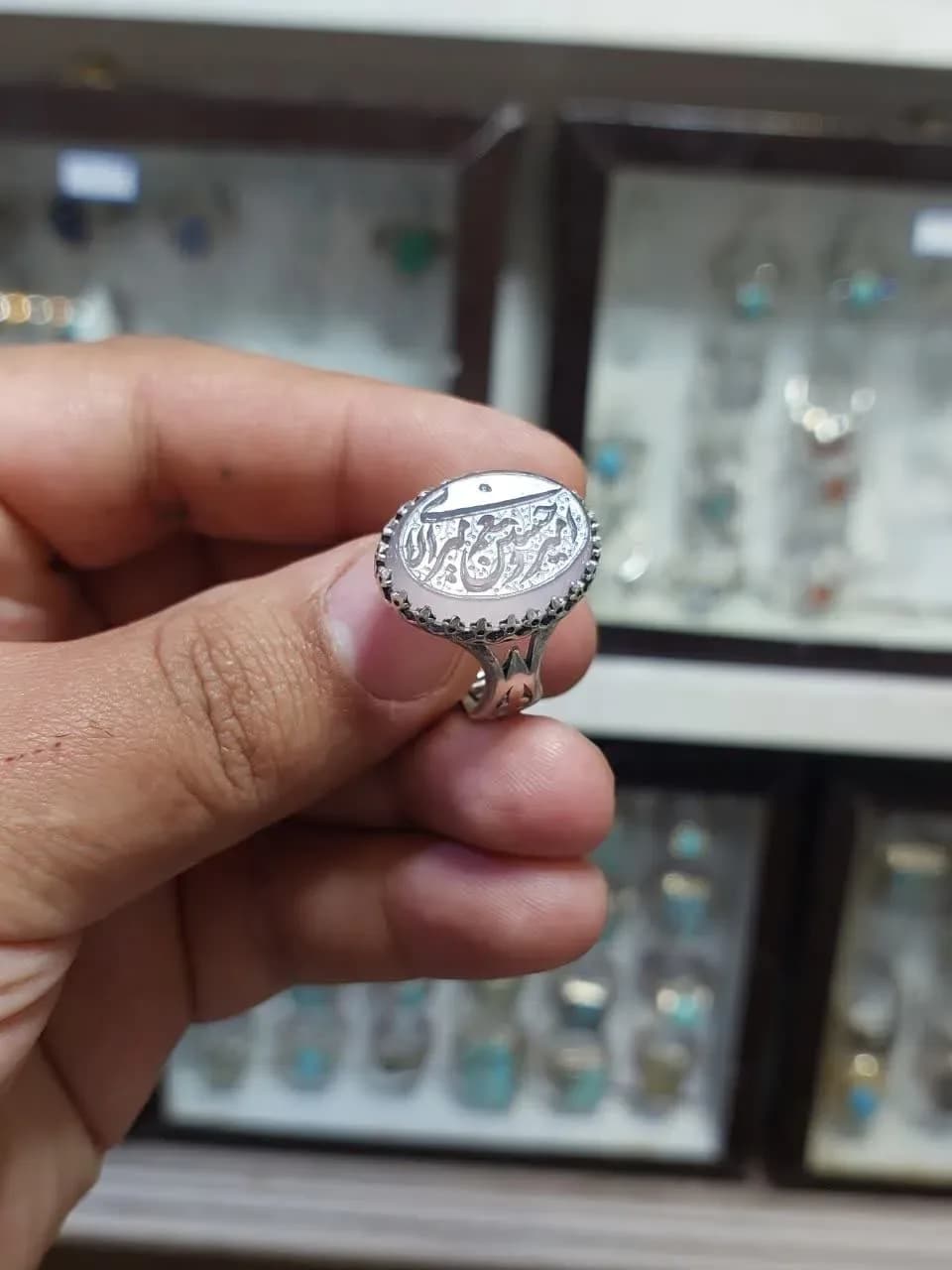 انگشتر نقره عقیق نباتی با حکاکی “امیری حسین و نعم الامیر”؛ نشان افتخار عاشقی کد 2060