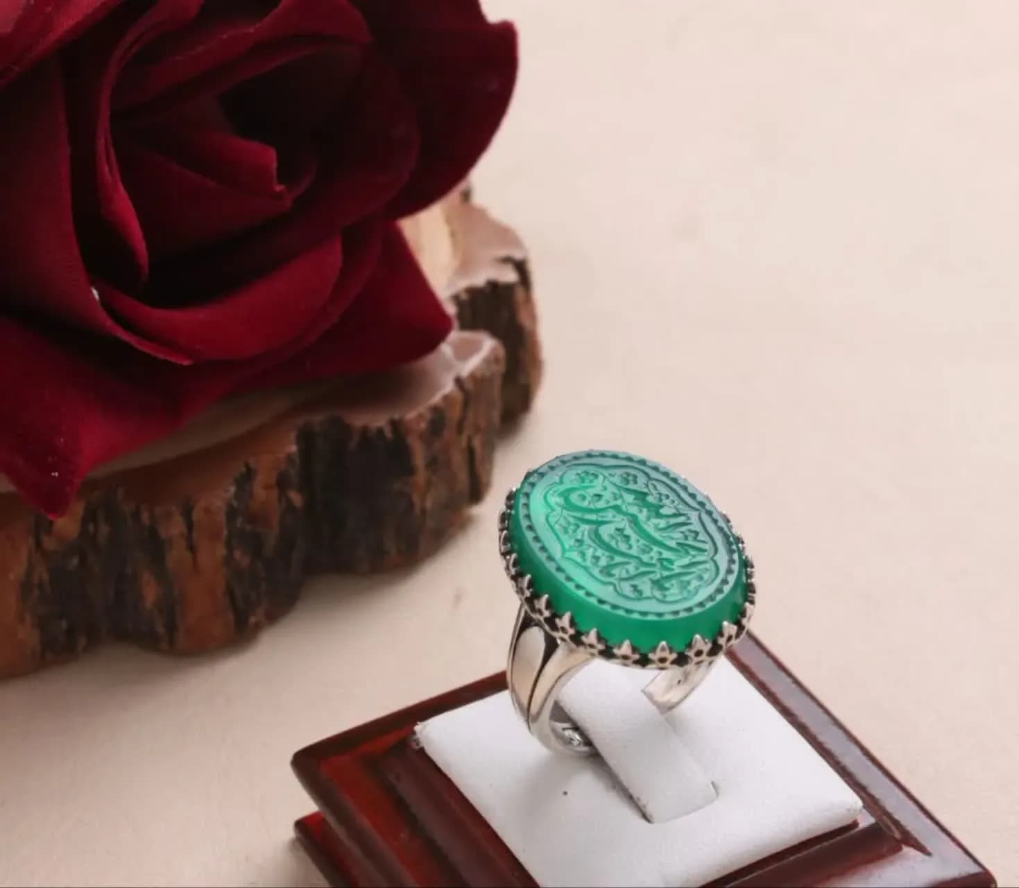 انگشتر عقیق سبز اصل با رکاب پا اردکی و حکاکی “یا اباعبدالله الحسین” کد 2082